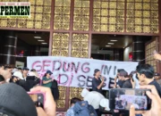 Balai Kota Padang Disegel Massa Aksi, Tuntut Keadilan atas Kematian Karim