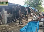 Satpol PP Padang Tertibkan Lapak PKL di Jalan Gereja, Sejumlah Barang Dagangan Diamankan