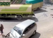 Minibus Rem Blong Tabrak Pembatas Jalan di Sitinjau Lauik, Dua Orang Luka Ringan