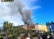 Kebakaran Hebat di Kayu Kubu Bukittinggi, Seorang Lansia Meninggal Terjebak Api
