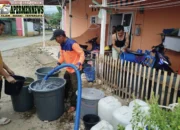 BPBD dan Damkar Kota Padang Salurkan 93 Ribu Liter Air Bersih untuk Warga Terdampak Banjir Bandang