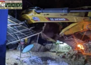Detik-Detik Truk Angkut Excavator Jatuh dan Menimpa Rumah Warga di Kenagarian Galugua