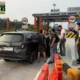 PJR Polda Riau Selamatkan Pengendara dari Dugaan Penarikan Paksa Debt Collector di Gerbang Tol Muara Fajar