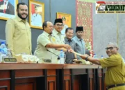 Wali Kota Padang Serahkan Tiga Ranperda Strategis ke DPRD