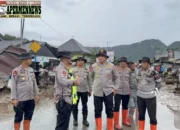 Kapolda Sumbar Kerahkan 300 Personel Bantu Penanganan Banjir Bandang di Solok