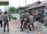 Satpol PP Padang Tertibkan Pagar yang Menggunakan Badan Jalan di Dadok Tunggul Hitam