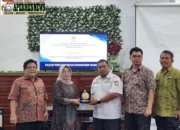 BPKN RI dan BAPERMEN Perkuat Sinergi Perlindungan Konsumen, Cenderamata Diserahkan di Padang