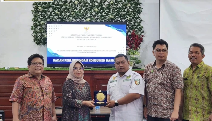 BPKN RI dan BAPERMEN Perkuat Sinergi Perlindungan Konsumen, Cenderamata Diserahkan di Padang